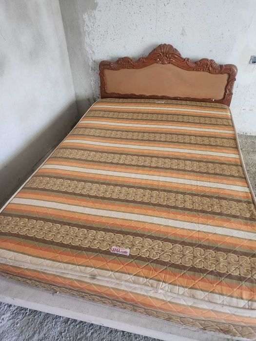 Продается хорошая качественная кровать полтора спальная