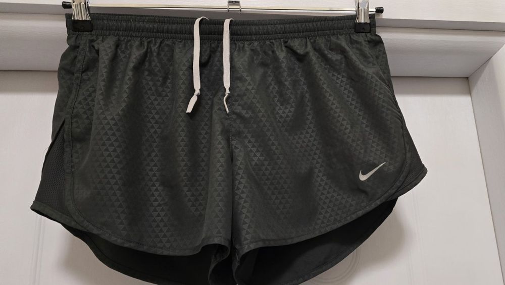 Дамски оригинални къси панталони.  Като нови.  Nike Modern Tempo Embossed