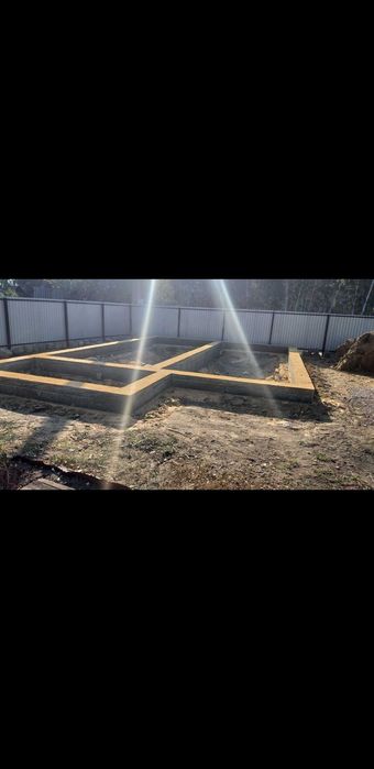 Заливка фундамента с НАШЕЙ ОПАЛУБКОЙ!!!