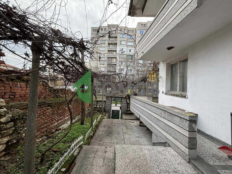 Монолитна къща с двор и гараж в град Чирпан