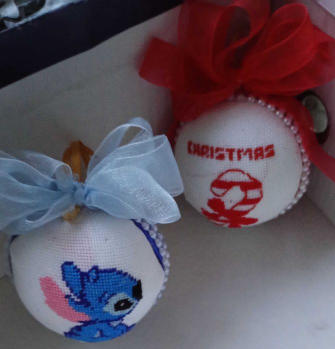 Бродирани коледни топки