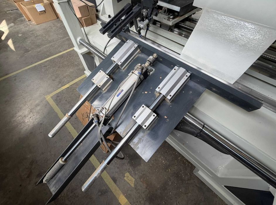 Strung CNC Pentru Lemn 3 Axe Cu Incarcare/Descarcare Automata Pneumatica