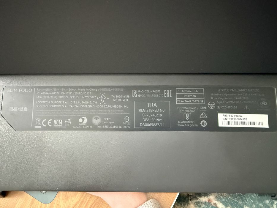 Калъф клавиетура Logitech Slim Folio за Ipad Air и Ipad Pro