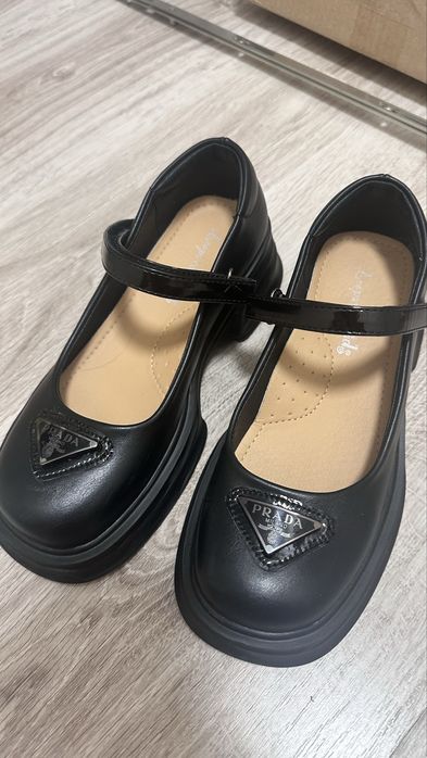 Продам туфли на девочку, р.34