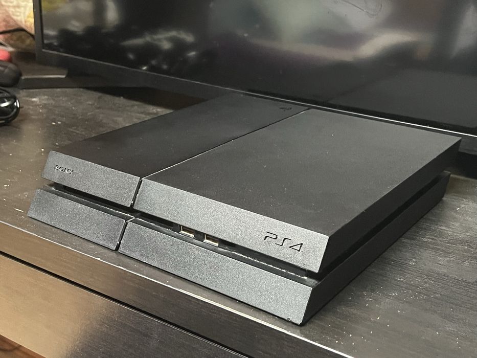 PS 4 pro cu stație de încărcare ireprosabil estetic și tehnic