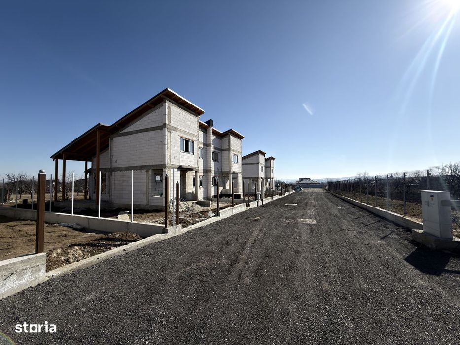 Casa noua cartier de case in oras zona Dobosari, cu predare la cheie!