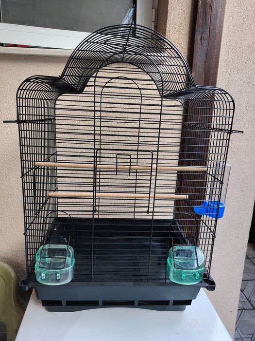 Клетки за папагали и разплодни воалиери за канарчета.