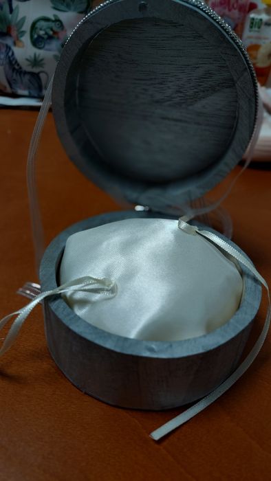 Кутия за пръстени за пред Обреден дом