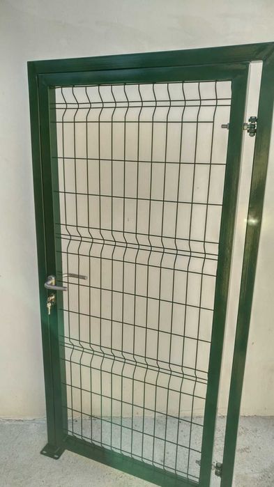 Оградни врати - оборудвани с колове, панти, брава, дръжка