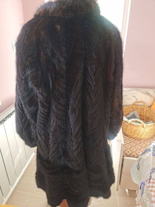 Палто от Норка с шал яка. Дължина до коляното и разкроено.