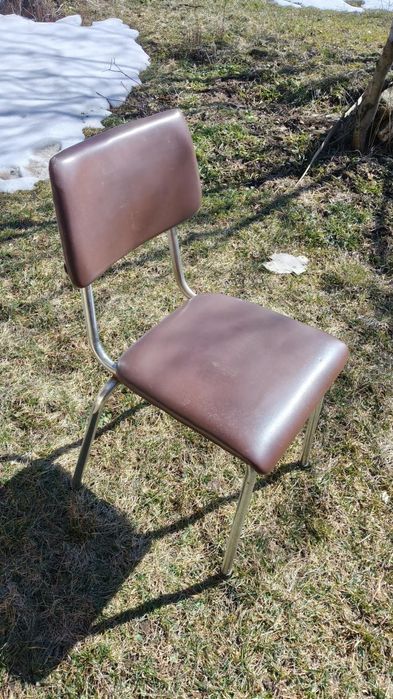 Стари метални кожени столове