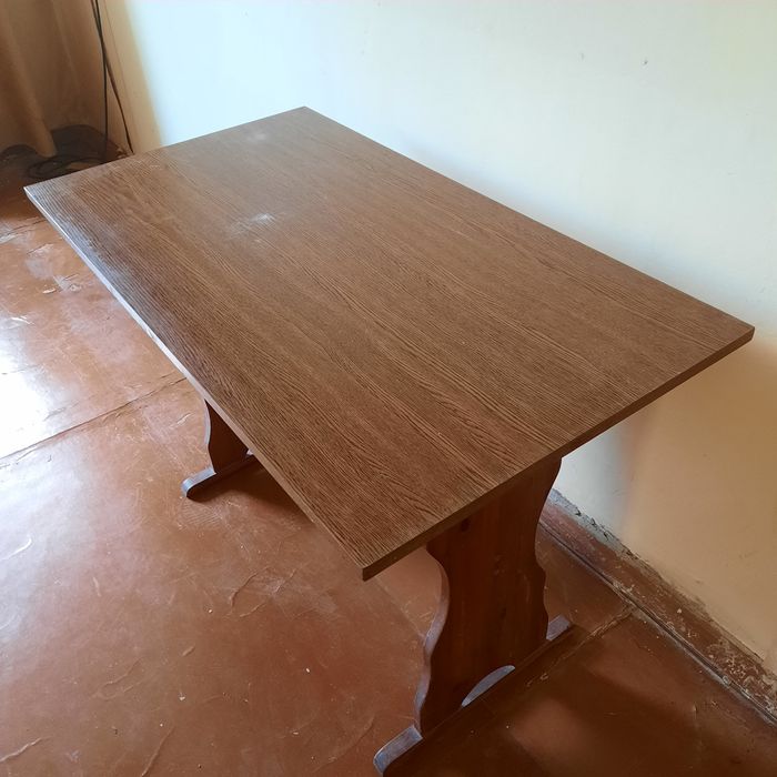 Продам кухонный стол.