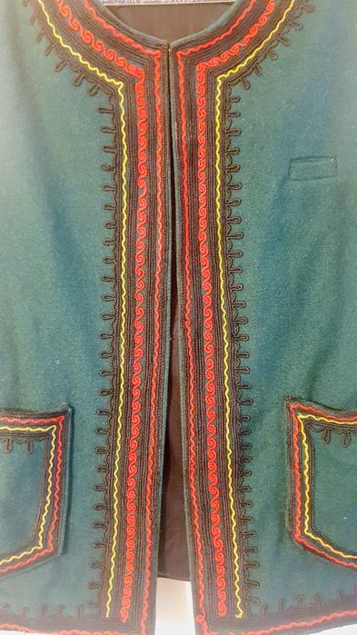 Фолклорни мъжки елеци