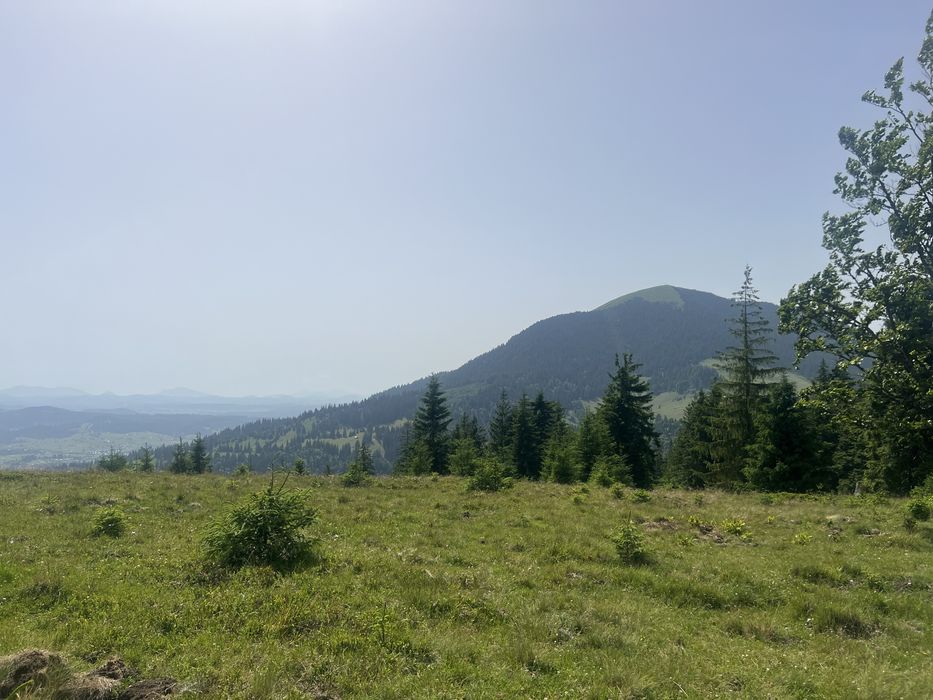 Teren cu priveliste spre muntele Ousoru’