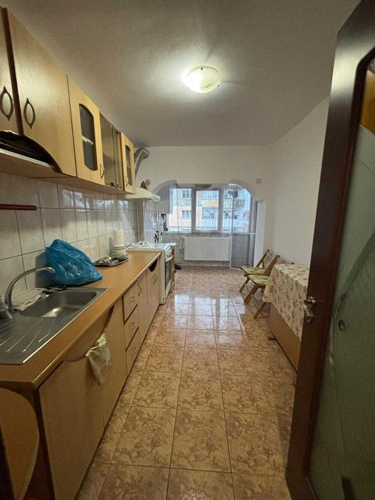 vand apartament 3 camere, decomandate in Buhusi