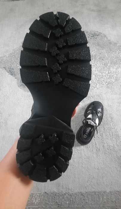 Продам сандалии женские