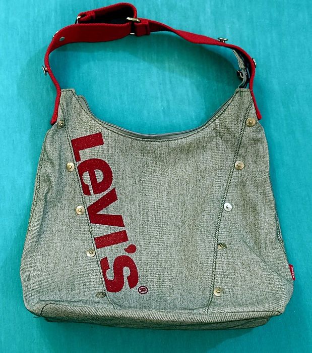 Продавам оригинална винтидж дамска чанта на Levi’s, светъл деним