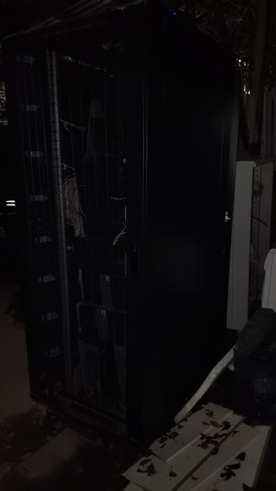 Серверный шкаф и коммутатор