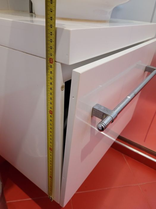 Шкаф с мивка и смесител за баня