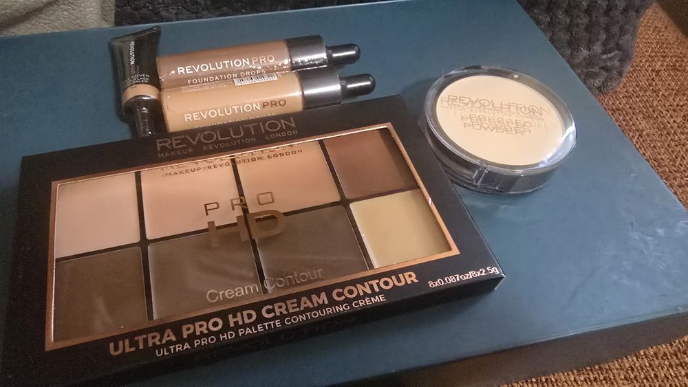 Продавам нов комплект грим Makeup Revolution / Revolution Pro