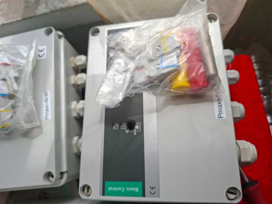 Panou de protecţie şi automatizare pentru exploatarea automată a unei pompe pentru alimentarea cu apă din puţuri forate şi rezervoare. ESK