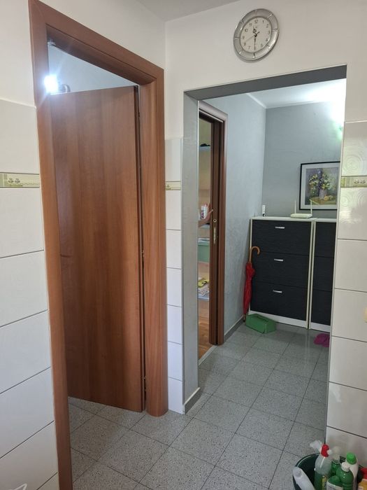 Închiriez apartament micro 17