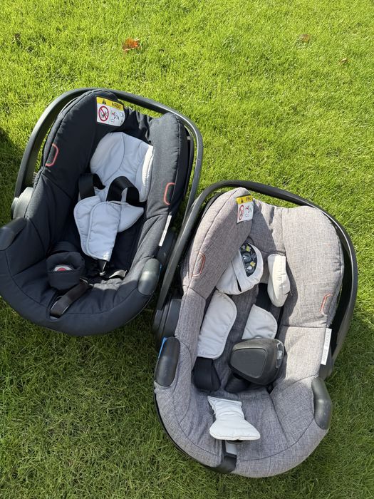 Детска количка Stokke със спален чувал и две бебешки кошници за кола. Аксесоарите към количката са включени в комплекта.