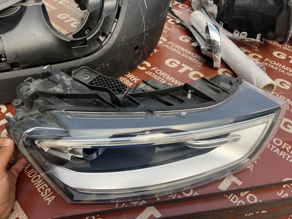 Десен и ляв фар Audi Q3 2011-