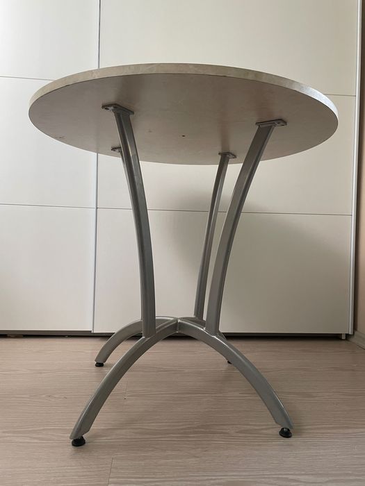 Кръгла маса с метална стойка