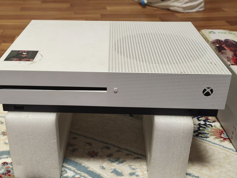 Xbox One S 1Tb продам