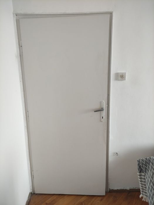 Две дървени врати, с и без прозорец