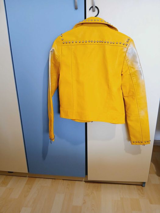 Жълто кожено яке