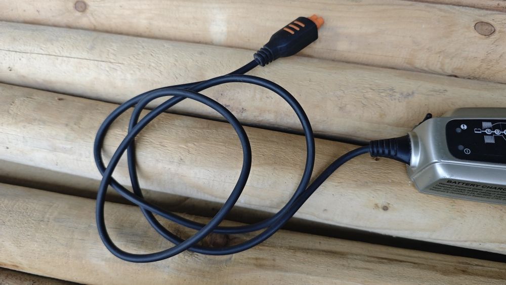 HUSQVARNA Зарядно устройство за акумулатори