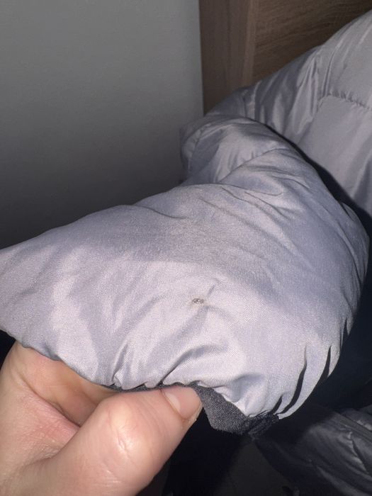 Geaca Us Polo purtata putin defect la mana