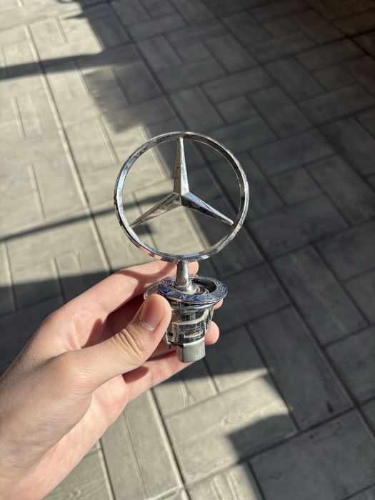 Эмблема Mercedes на машину
