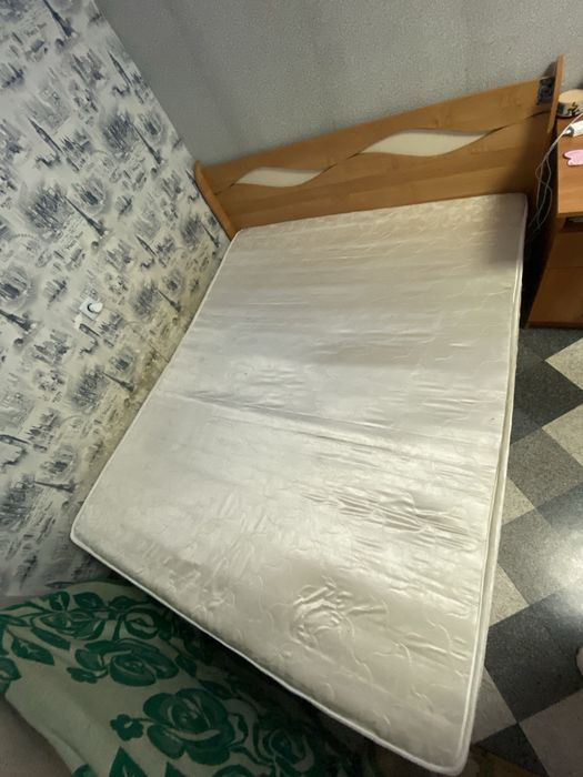 Кровать двуспальная с матрасом торг