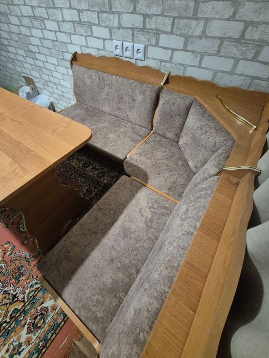 Кухонный уголок и стол