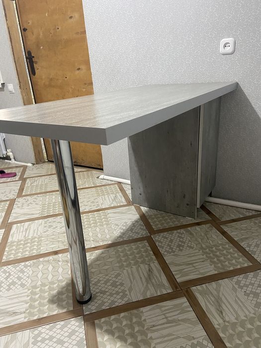 Стол с тумбочкой