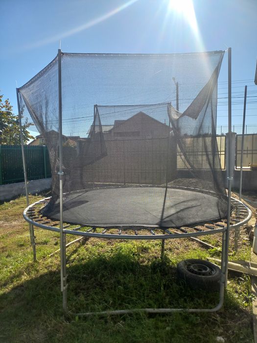 Vând trambulina mare