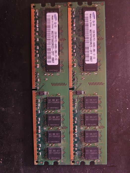 Sunt 3  plăcuțe de 2GB DDR2 Samsung, identice (model: M378T5663RZ3)