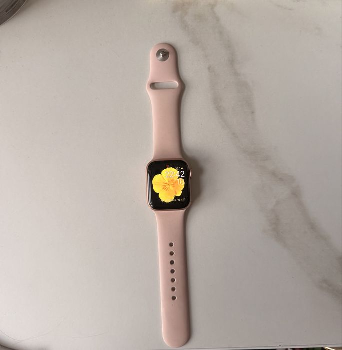 Продам Apple Watch SE