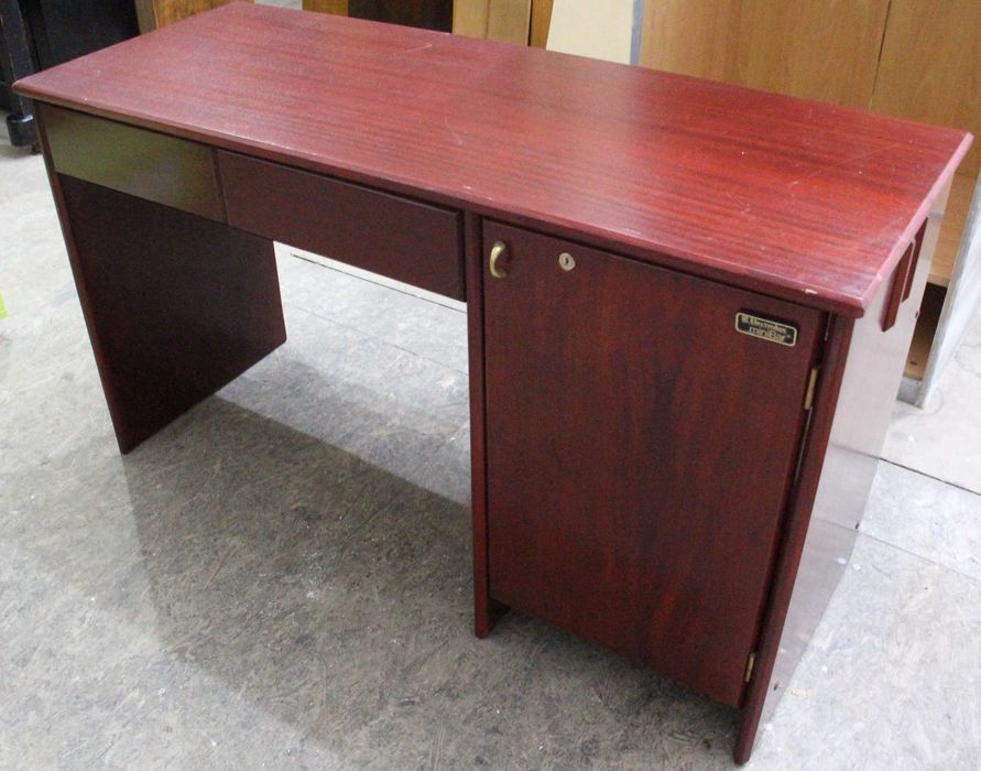 30 buc Birou cu usa si sertare; Masa de lucru cu blat 130x52