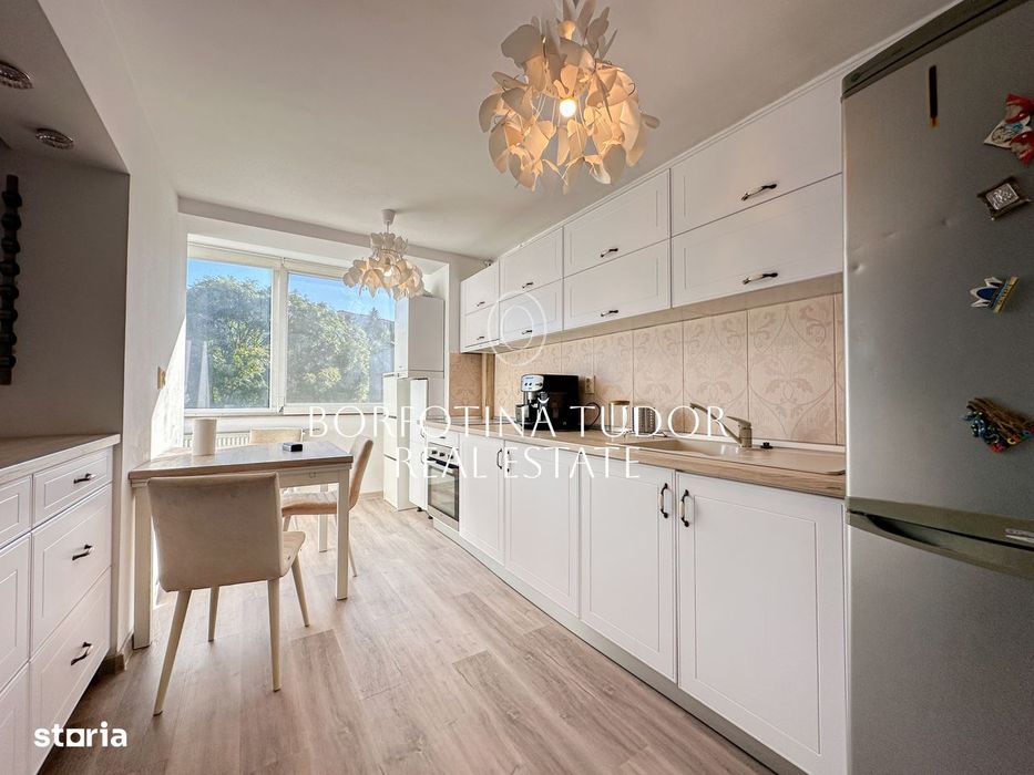 Apartament 3 camere | Plopilor | Semidecomandat | Garaj | Balcon