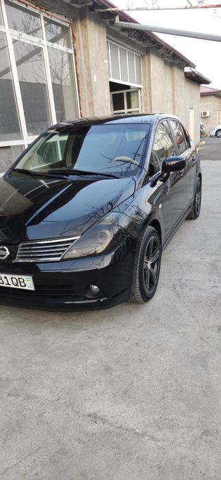 Nissan Tiida sotiladi qora
