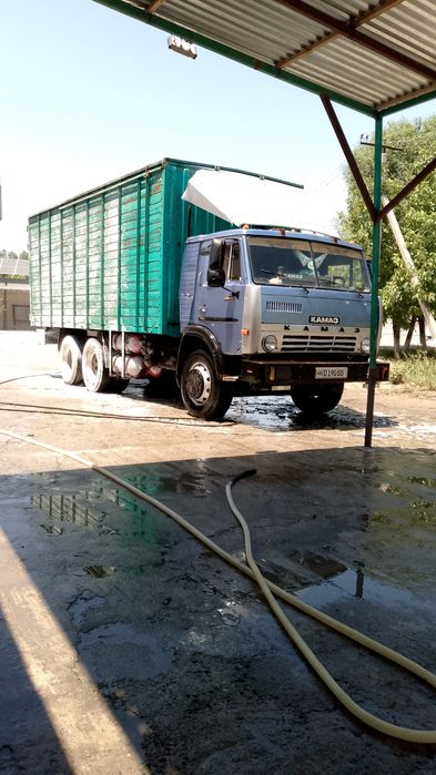 Kamaz ishlab turgan moshina