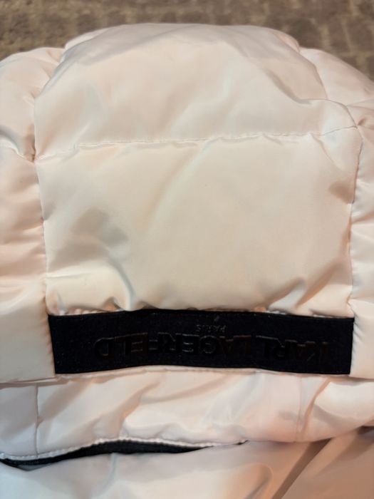 Geacă puffer Karl Lagerfeld Paris albă, umplutură din pene, mărimea L