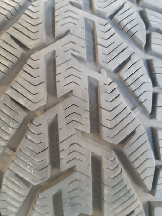 Se vinde 245/45/18 caucucuri iarna noi