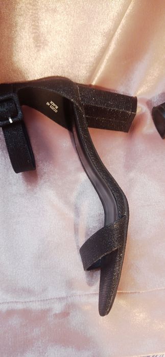 Черни сандали с блясък и висок ток