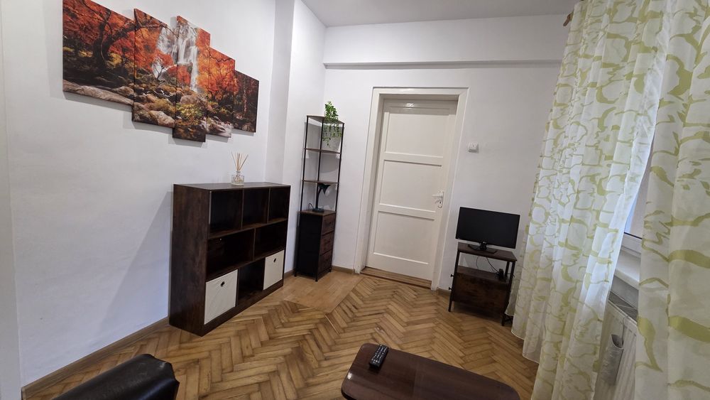 Inchiriez ap 2 camere, la casa  in zona semi-centrala