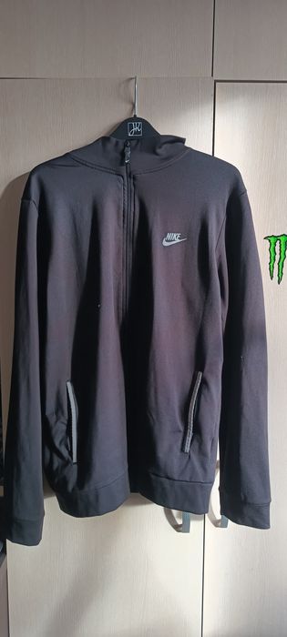 Продавам стари дрехи които не нося